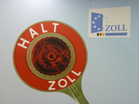 Zoll kontrolliert Reisegepäck auf Fälschungen